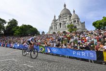 Slovenská reprezentantka v cestnej cyklistike Nora Jenčušová (uprostred). FOTO: TASR/Michal Svítok