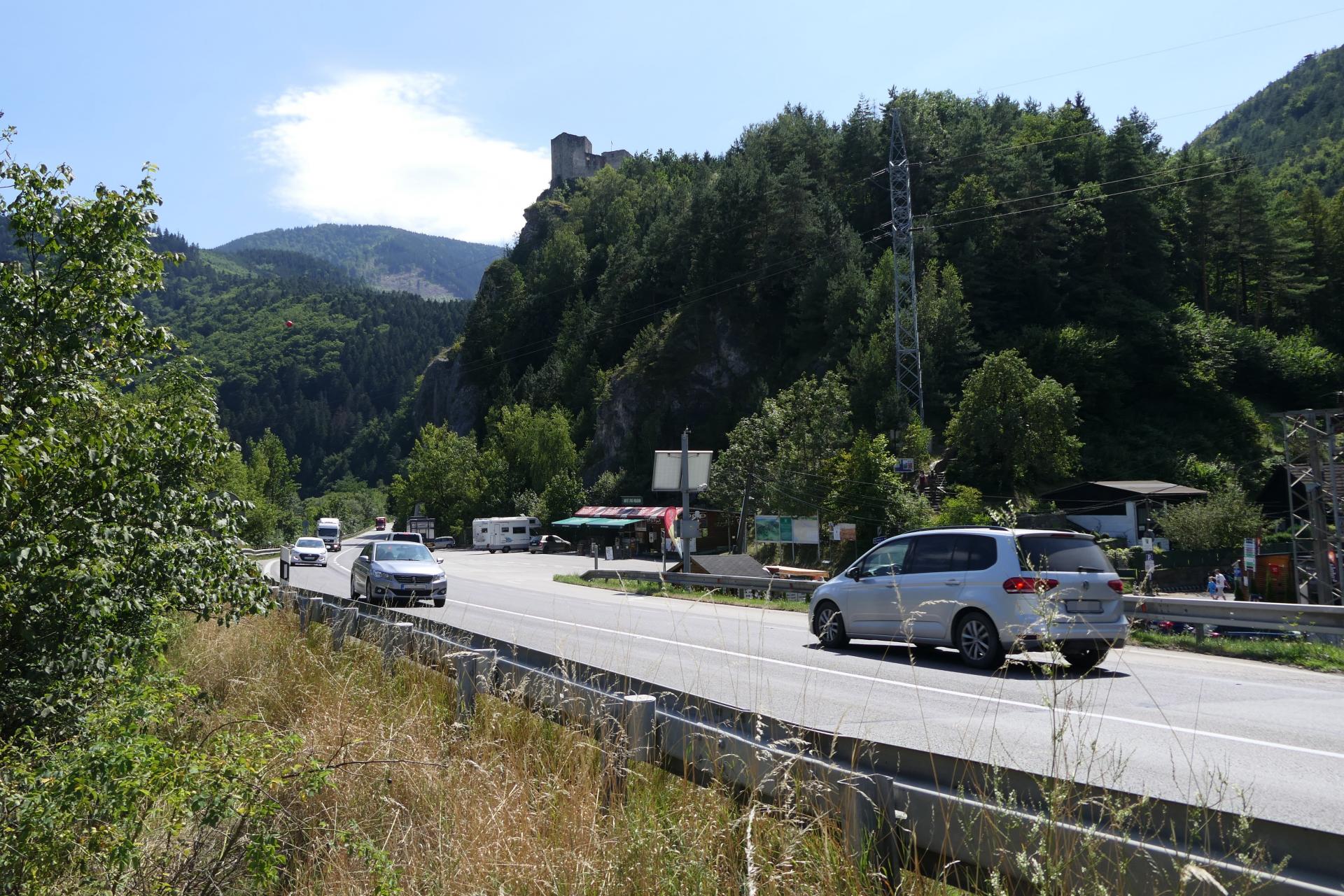 Zúžená premávka do jedného jazdného pruhu pri Strečne spôsobuje kolóny