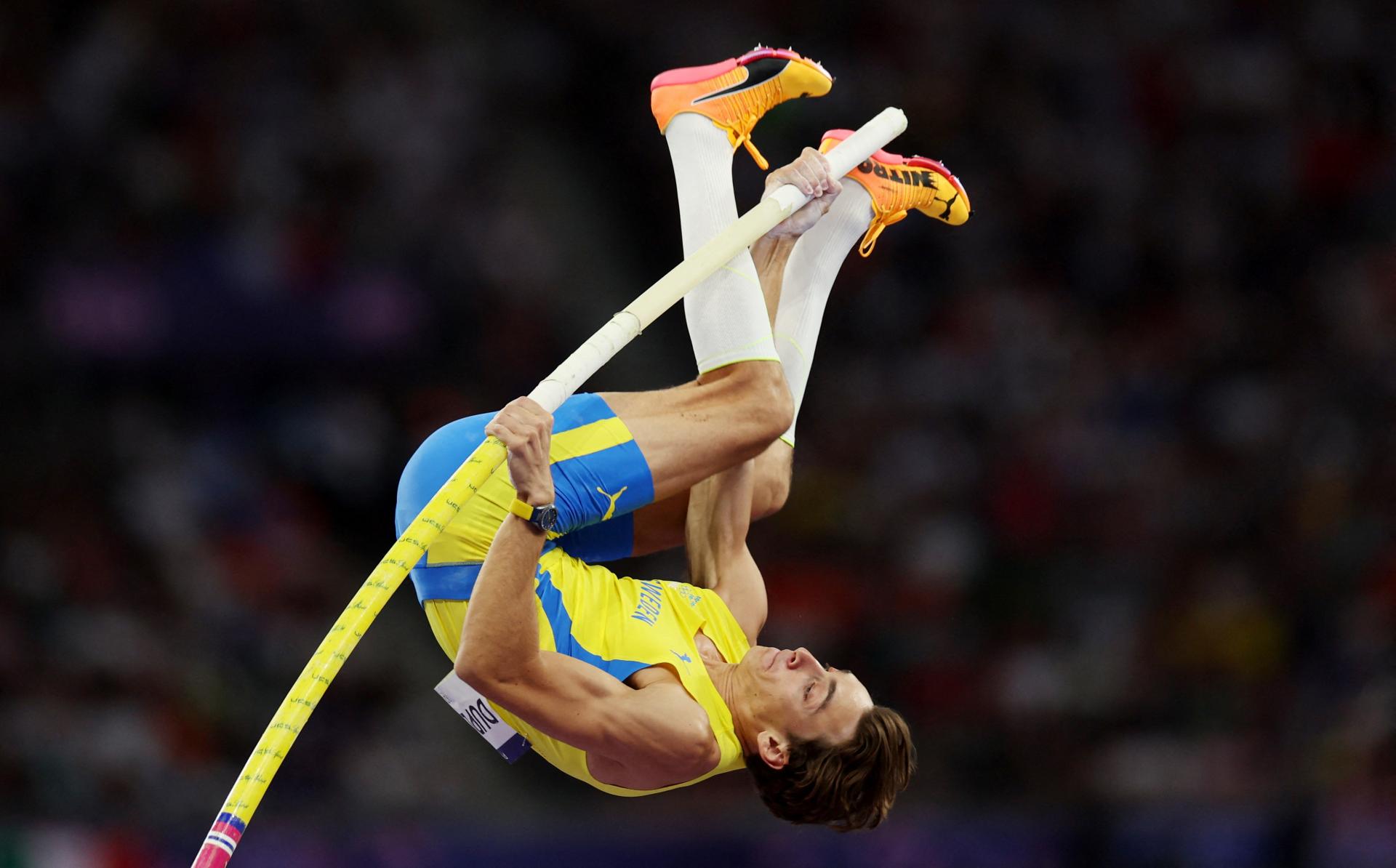 Švédsky žrdkár Duplantis prekonal svetový rekord a obhájil zlato