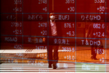 Dnešok je pre japonský index Nikkei 225 najhorším dňom od roku 1987. FOTO: Reuters