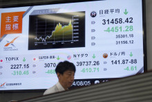 Monitor zobrazuje japonský priemer akcií Nikkei, ktorý zaznamenal rekordný prepad v záverečnej cene na burze v japonskom meste Nagoja. FOTO: REUTERS