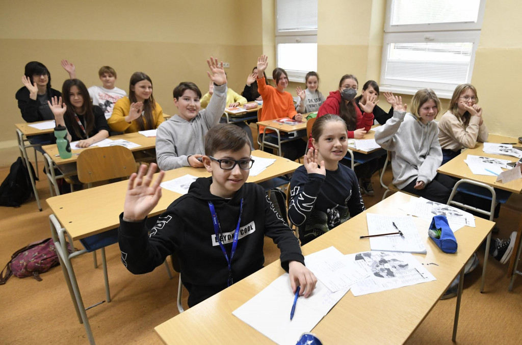 Na mnohých školách je potrebná aj pedagogická asistentka. Na ilustračnej snímke je Základná škola Tomášikova 31 v Košiciach. FOTO: TASR/F. Iván