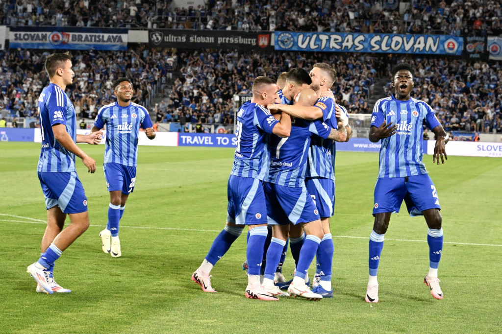 Radosť hráčov Slovana po strelení prvého gólu v odvete 2. predkola futbalovej Ligy majstrov ŠK Slovan Bratislava – NK Celje. FOTO: TASR/Pavel Neubauer