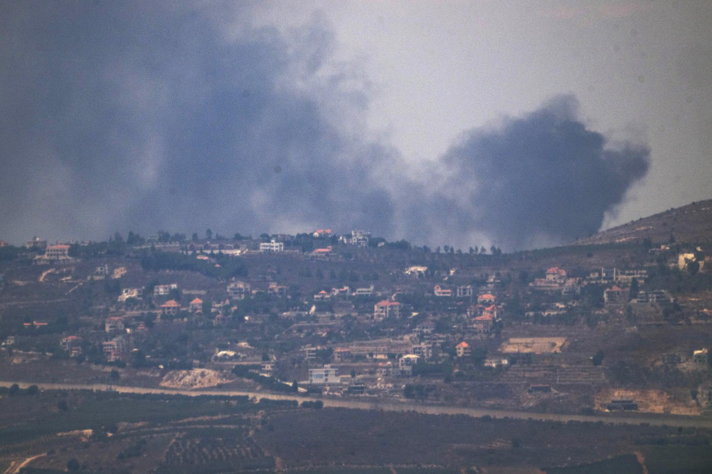 Dym stúpa po raketovoom útoku na oblasť Galiley na severe Izraela neďaleko hraníc s Libananom. FOTO: TASR/AP