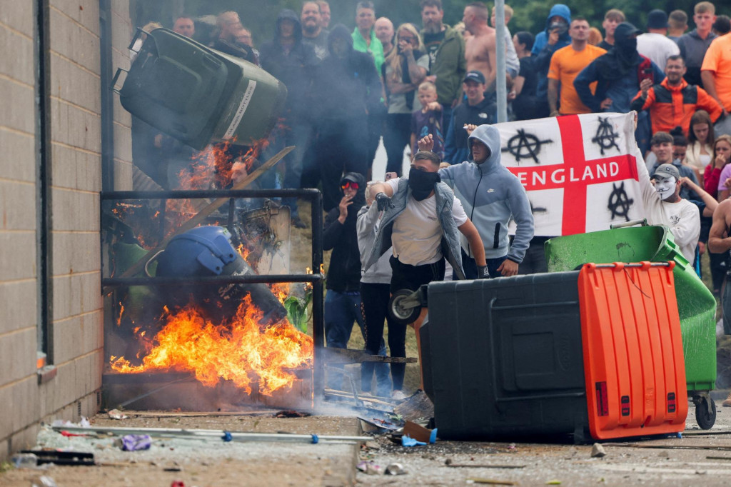 Išlo už o druhý útok na hotel. V nedeľu maskovaní demonštranti spôsobili škody v hoteli Holiday Inn Express v Rotherhame. FOTO: Reuters