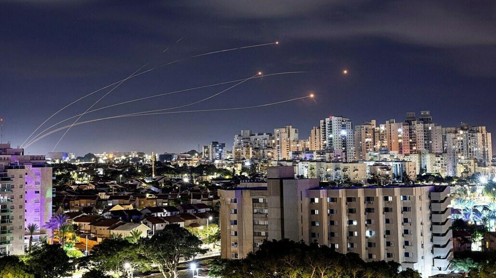 Izraelský protiraketový systém Iron Dome zachytáva rakety vypálené z Pásma Gazy. FOTO: Reuters