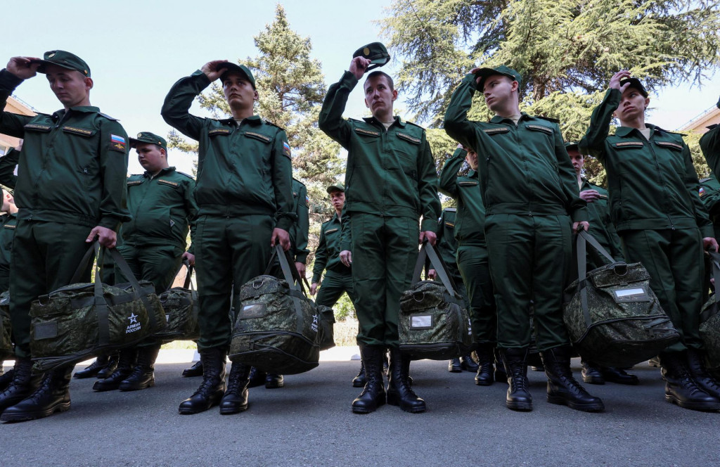 Russian conscripts called up for military service line up before their departure. FOTO: Reuters