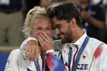 Kateřina Siniaková a Tomáš Macháč získali pre Česko zlatú olympijskú medailu v zmiešanej štvorhre. FOTO: TASR/AP
