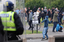 Protest proti prisťahovalectvu v Rotherhame v Británii. FOTO: Reuters