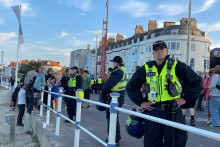 Pouličné nepokoje vypukli do otvoreného konfliktu s políciou aj v meste Weymouth v Spojenom kráľovstve. FOTO: REUTERS