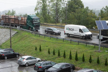 Kolóna áut v súvislosti s čiastočným obmedzením cesty 1/18 pod Strečnom. FOTO: TASR/Daniel Stehlík