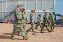 Príslušníci americkej a nigerskej armády počas návštevy americkej základne v nigerskom meste Agadez. FOTO: TASR/AP