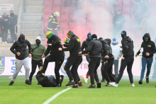 Zápas medzi Spartakom a Slovanom sa 17. októbra 2021 predčasne skončil krvavou bitkou chuligánov z oboch táborov podporených družobnými ekipami. FOTO: TASR/L. Grinaj