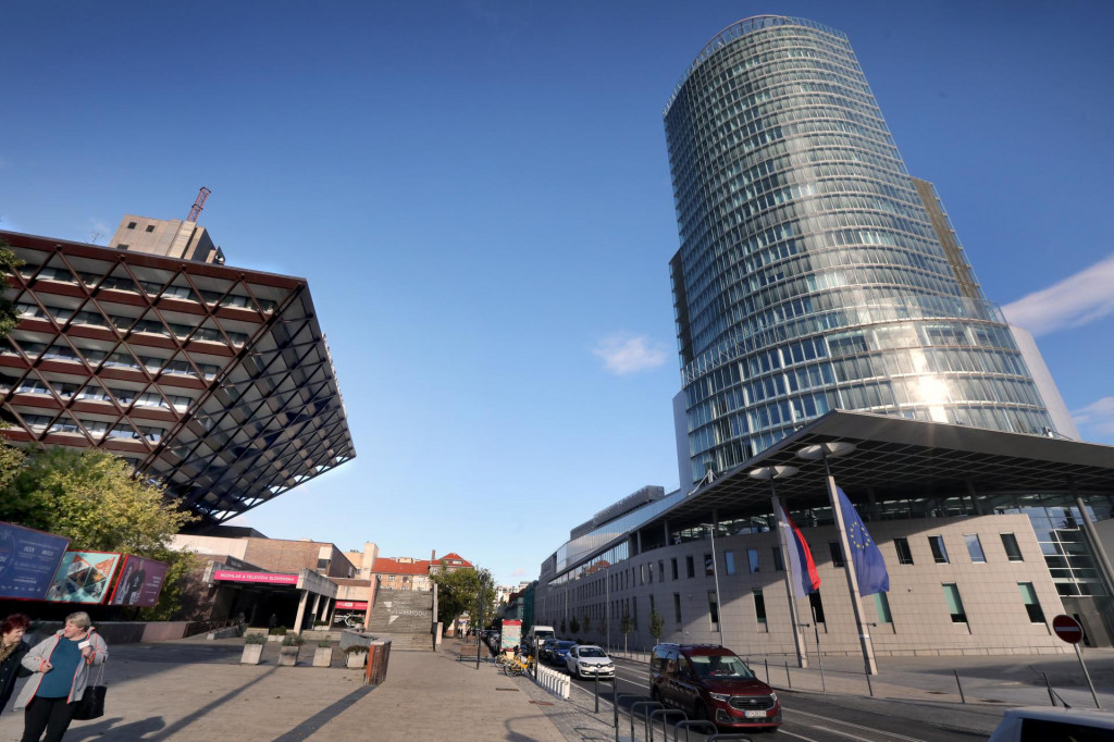 Na snímke vľavo je Národná banka Slovenska.

FOTO: HN/Pavol Funtál