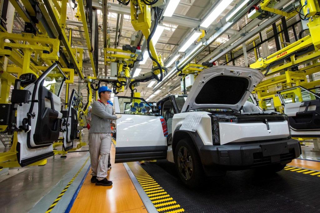 Čína má obrovskú výhodu: dokáže vyrábať dostupné elektromobily pre široké masy. FOTO: Reuters/China Daily