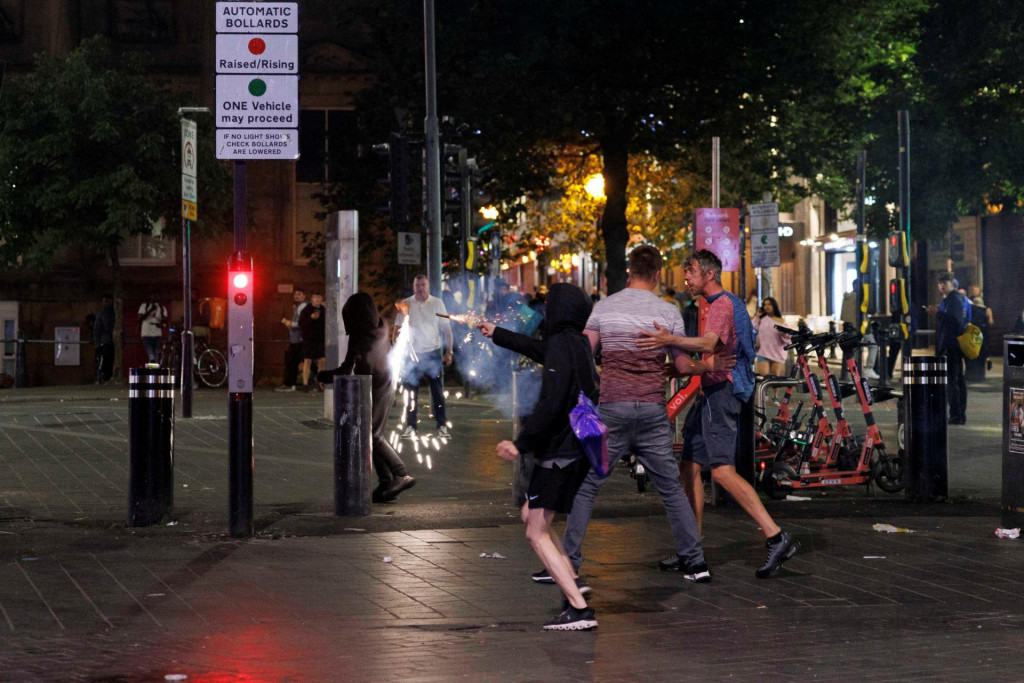 Protesty v Liverpoole, meste Beatles, sprevádzalo výtržníctvo. FOTO: Reuters