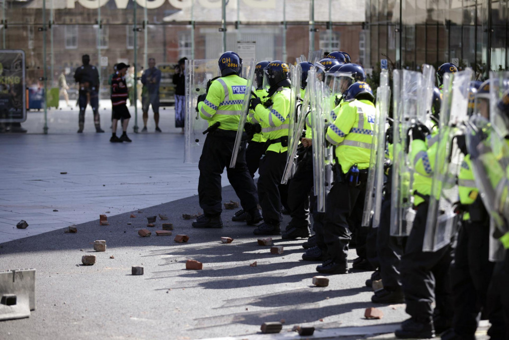 Kocky, ktoré hádzali demonštranti na policajtov počas protestu v Liverpoole. FOTO: TASR/AP