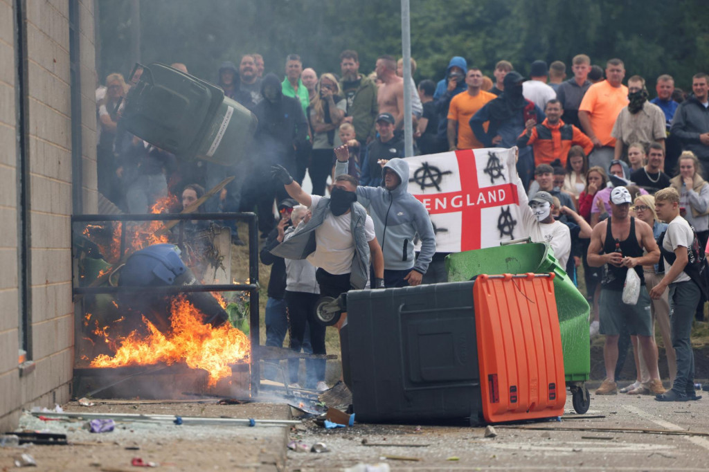 Demonštranti hádžu odpadkový kôš počas protestu proti prisťahovalectvu v Rotherhame v Británii. FOTO: Reuters