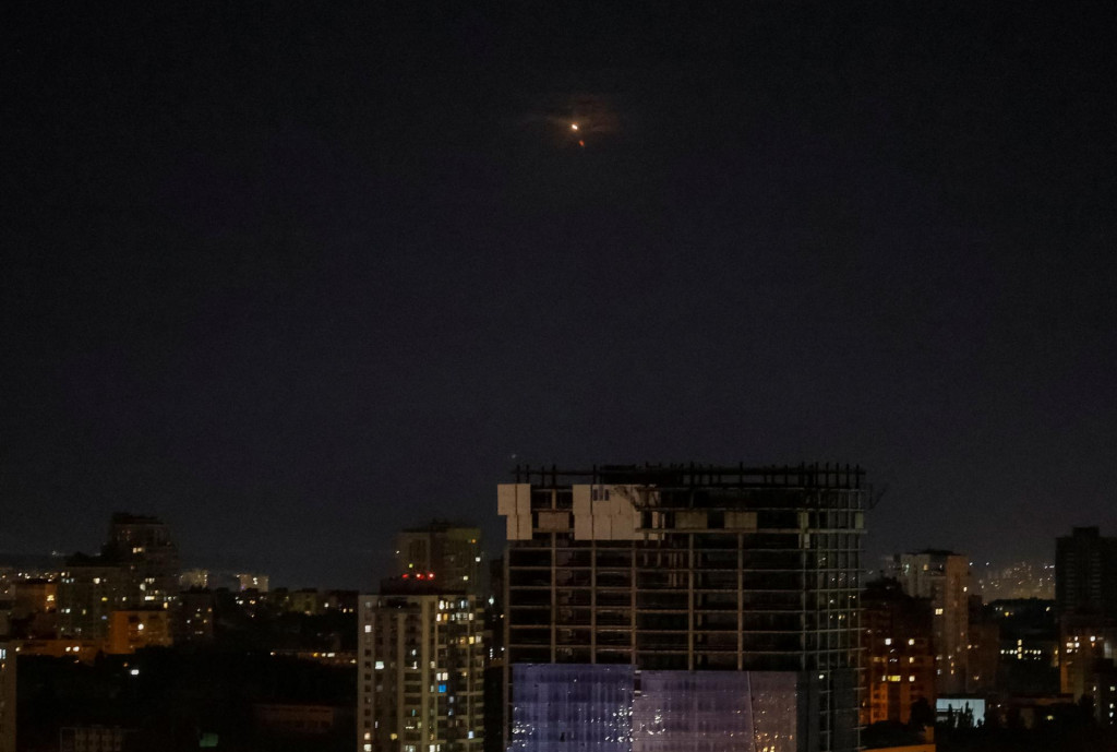 Rusko útočilo raketami a dronmi na ukrajinské hlavné mesto Kyjev a jeho okolie. FOTO: Reuters