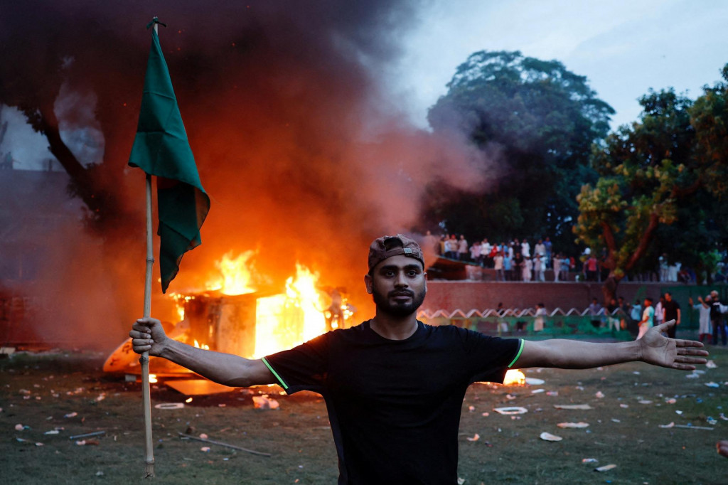 Bangladéšska premiérka Hasína Vadžídová odstúpila z funkcie a po násilných protestoch utiekla z krajiny. FOTO: Reuters