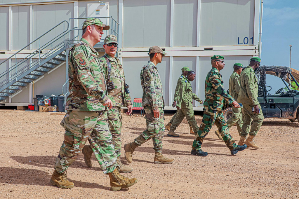 Príslušníci americkej a nigerskej armády počas návštevy americkej základne v nigerskom meste Agadez. FOTO: TASR/AP