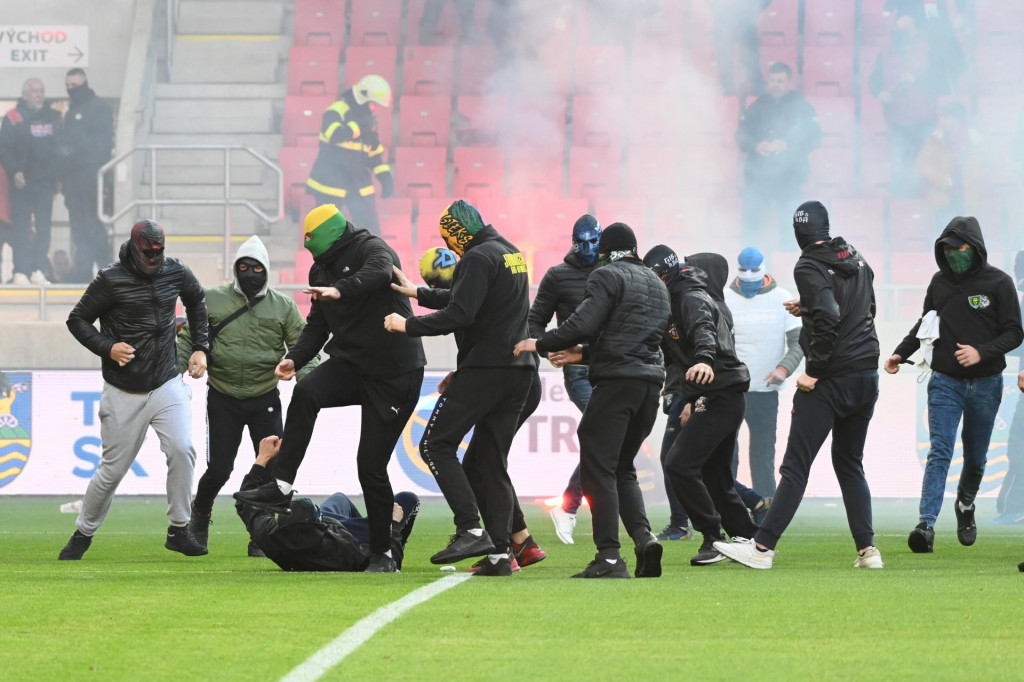 Zápas medzi Spartakom a Slovanom sa 17. októbra 2021 predčasne skončil krvavou bitkou chuligánov z oboch táborov podporených družobnými ekipami. FOTO: TASR/L. Grinaj