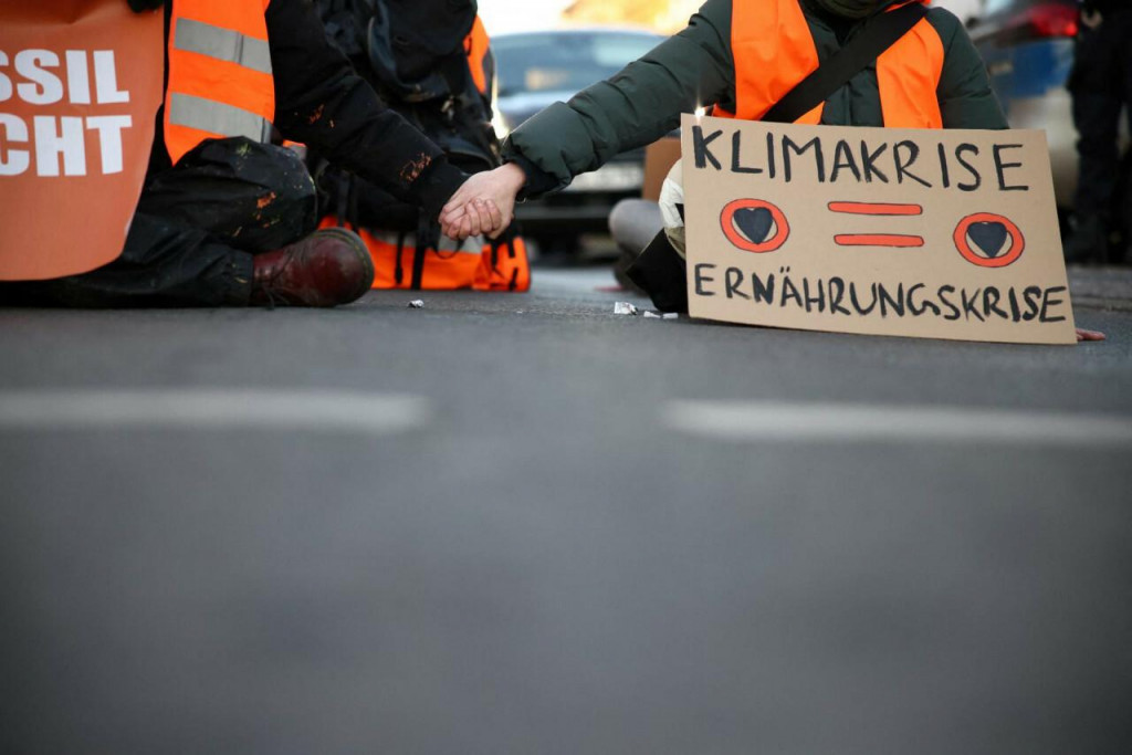 Klimatickí aktivisti z Letzte Generation (Posledná generácia) blokujú cestu s transparentom s nápisom „Klimatická kríza = potravinová kríza“. FOTO: Reuters