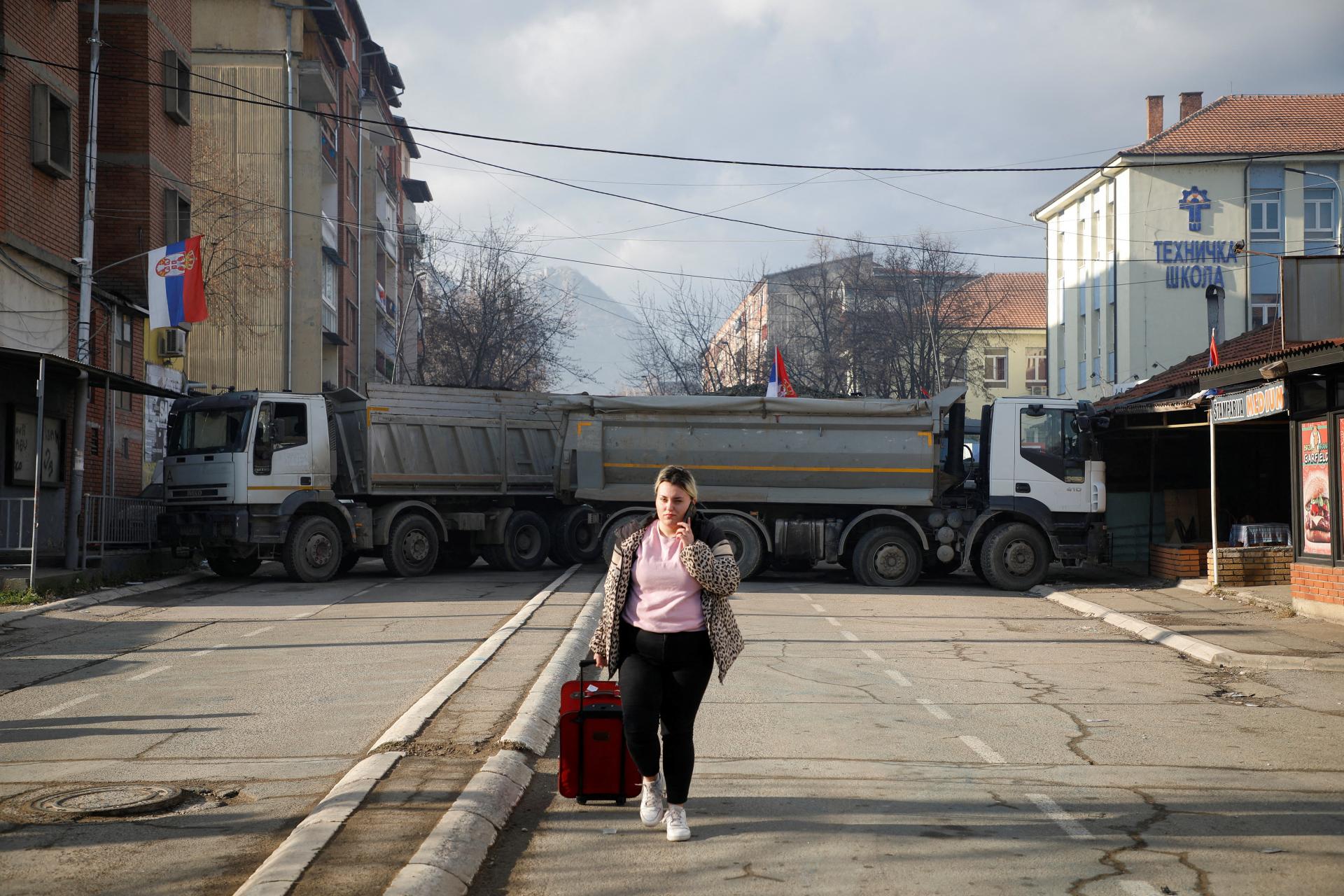 Stovky Srbov protestovali proti znovuotvoreniu mosta v Mitrovici, boja sa nátlaku z Kosova