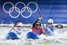 Slovenská vodná slalomárka Zuzana Paňková, Luuka Jonesová z Nového Zélandu a Španielka Miren Lazkanová v kvalifikačnej jazde kajak krosu počas XXXIII. letných olympijských hier v Paríži. FOTO: TASR/Michal Svítok