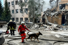 Záchranári pracujú na mieste ruského raketového útoku uprostred útoku na Ukrajinu v Charkove. FOTO: Reuters