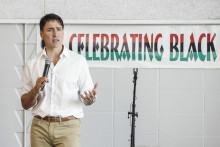 Premiér Justin Trudeau sa rozpráva s členmi Manitoby z Mesiaca čiernej histórie v komunitnom klube vo Winnipegu. FOTO: TASR/AP