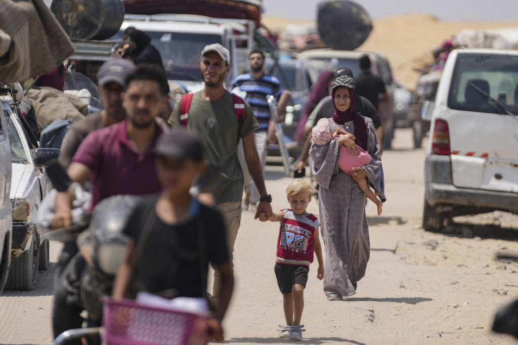 Palestínčania sa evakuujú na výzvu izraelskej armády. FOTO TASR/AP