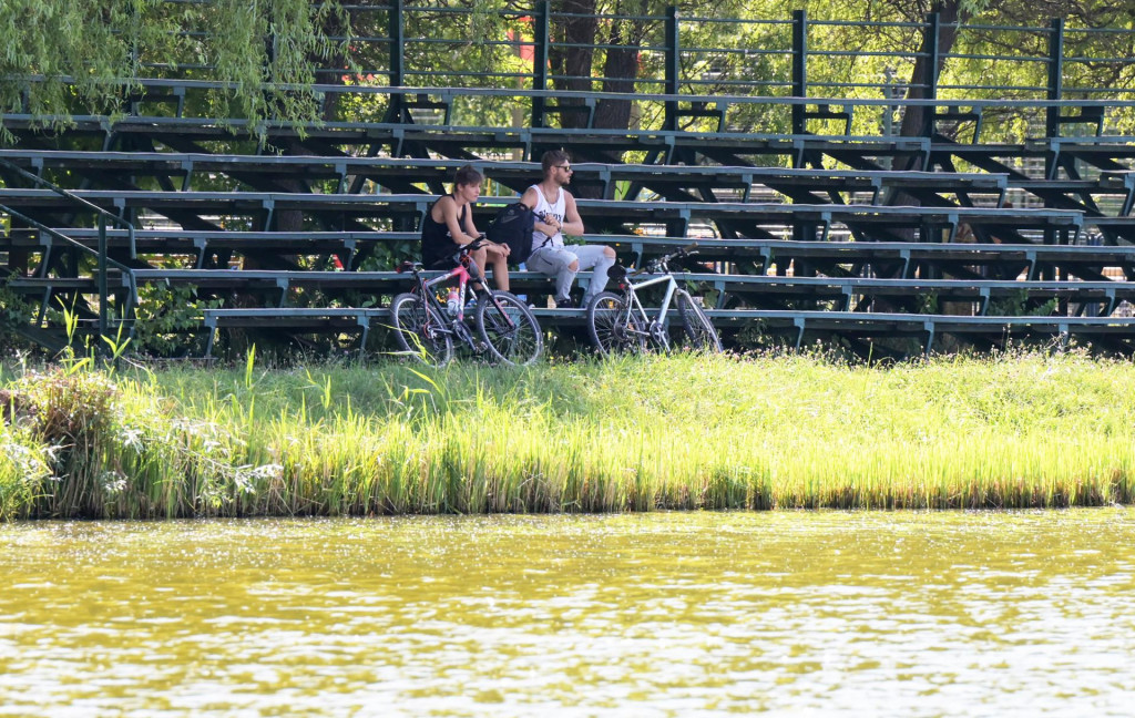 Ľudia počas horúceho letného dňa na prírodnom kúpalisko Jazero v mestskej časti Nad jazerom v Košiciach. FOTO: TASR/František Iván