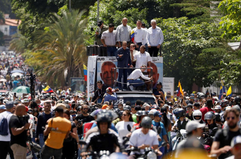 Venezuelská opozičná líderka Maréa Corina Machado sa v Caracase zúčastnila protestu proti výsledkom volieb, ktoré udelili venezuelskému prezidentovi Nicolásovi Madurovi tretie funkčné obdobie. FOTO: Reuters