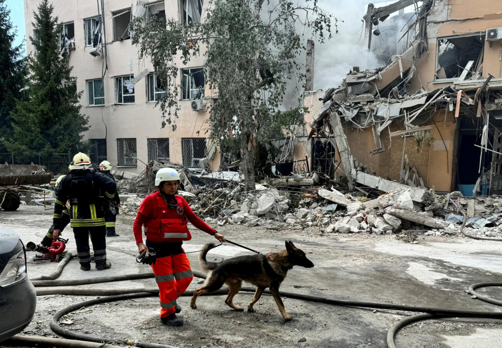 Záchranári pracujú na mieste ruského raketového útoku uprostred útoku na Ukrajinu v Charkove. FOTO: Reuters