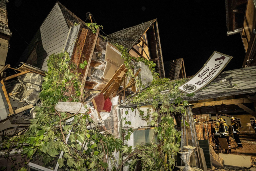 Na snímke časť hotela, ktorá sa zrútila z neznámych dôvodov v meste Kröv v nemeckej spolkovej krajine Porýnie-Falcko v noci na stredu. FOTO: TASR/DPA