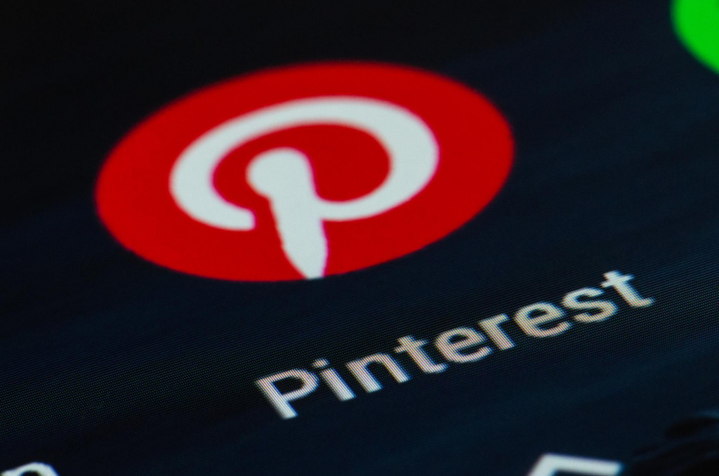 Pinterest je platforma na vizuálne vyhľadávanie a objavovanie, kde ľudia nachádzajú inšpiráciu, zbierajú nápady a nakupujú produkty - to všetko na pozitívnom mieste online.