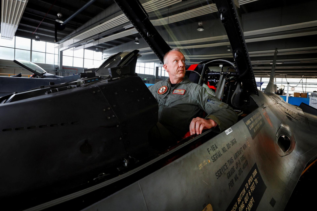 Holandský pilot Laurens-Jan Vijge, ktorý pomáha s výcvikom ukrajinských pilotov. FOTO: Reuters