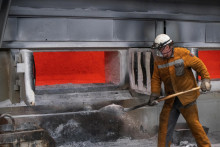An employee works at a furnace at the Krasnoyarsk Aluminium Smelter (KrAZ) of Rusal in the Siberian city of Krasnoyarsk, Russia July 17, 2024. REUTERS/Alexander Manzyuk FOTO: Alexander Manzyuk