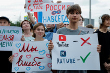 Zhromaždenie pred koncertom Jaroslava Dronova, známeho pod umeleckým menom Šaman, ktorý sa konal na protest proti tomu, čo organizátori nazývali, nezákonnému blokovaniu kanálov ruských používateľov na platforme YouTube. FOTO: Reuters