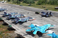Ruské stíhacie bombardéry Su-34. Letka Suchojov Su-34 na ruskom letisku. FOTO: Profimedia