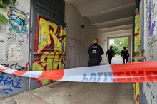 Nemecká polícia prehľadáva domovy členov aktivistickej skupiny Posledná generácia v Lipsku. FOTO: TASR/DPA