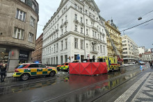 Časť rímsy spadla na zastávku električky v centre českej metropoly Praha. FOTO: X/@HasiciPraha