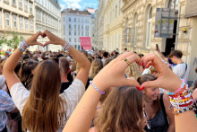 Fanúšikovia Taylor Swift po zrušení koncertov vo Viedni. FOTO: Reuters