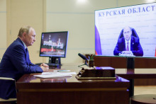 Rusk&yacute; prezident Vladimir Putin sa rozpr&aacute;val s &uacute;raduj&uacute;cim guvern&eacute;rom Kurskej oblasti Alexejom Smirnovom. FOTO: Reuters