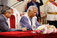 Nositeľ Nobelovej ceny Muhammad Júnis podpisuje prísahu ako predseda dočasnej vlády v Bangladéši. FOTO: Reuters