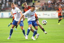 Zľava Dário Malnjak, Filip Uremovič (obaja Split) a Ján Hladík (Ružomberok) počas zápasu tretieho predkola Európskej konferenčnej ligy MFK Ružomberok - Hajduk Split v Ružomberku. FOTO: TASR/Ján Krošlák