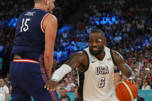 Lebron James zo Spojených štátov v akcii s Nikolom Jokičom zo Srbska. FOTO: Reuters