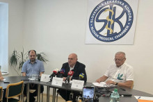 Slovenská lekárska komora. MUDr. Jaroslav Šimo, prezident
(v strede)