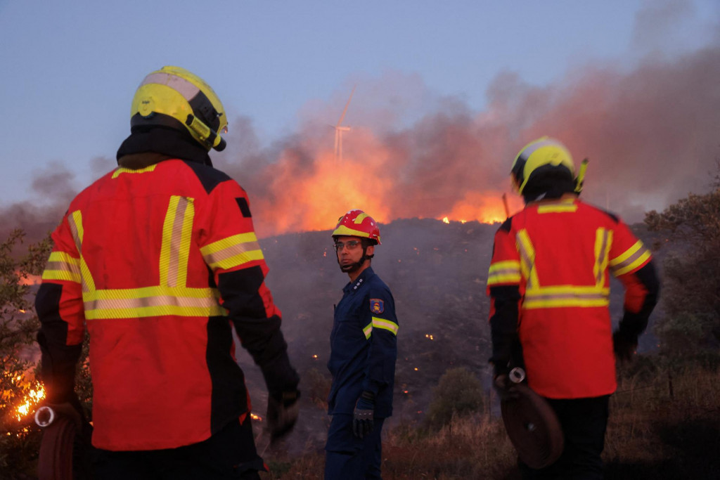 Ilustračná fotografia. Lesný požiar horiaci pri obci Petries na gréckom ostrove Euboea. FOTO: Reuters